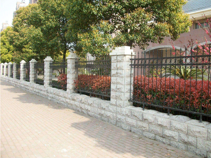 铁艺围墙的安装注意事项(图1)