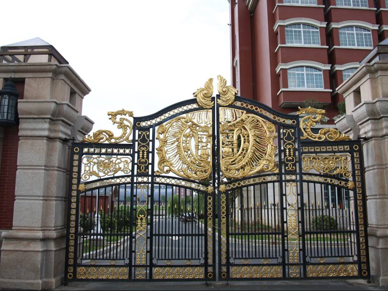 铁艺大门引领家居风尚(图1)